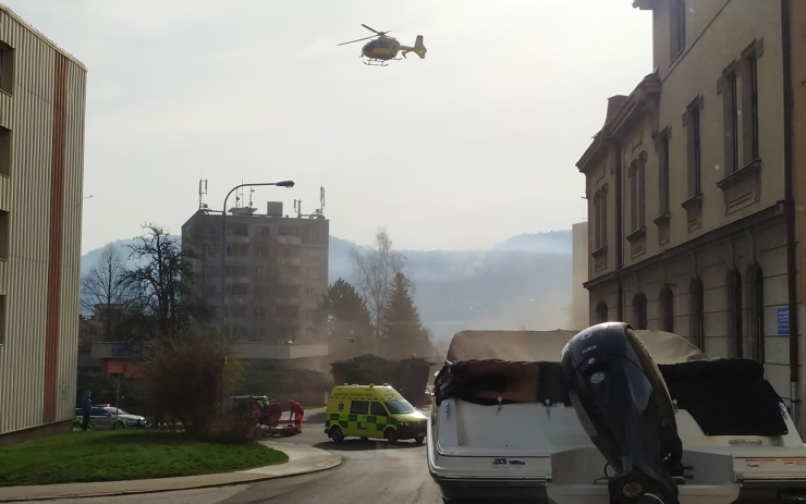 AKTUÁLNĚ: V Děčíně přistával vrtulník, na křižovatce u pošty srazilo auto cyklistu