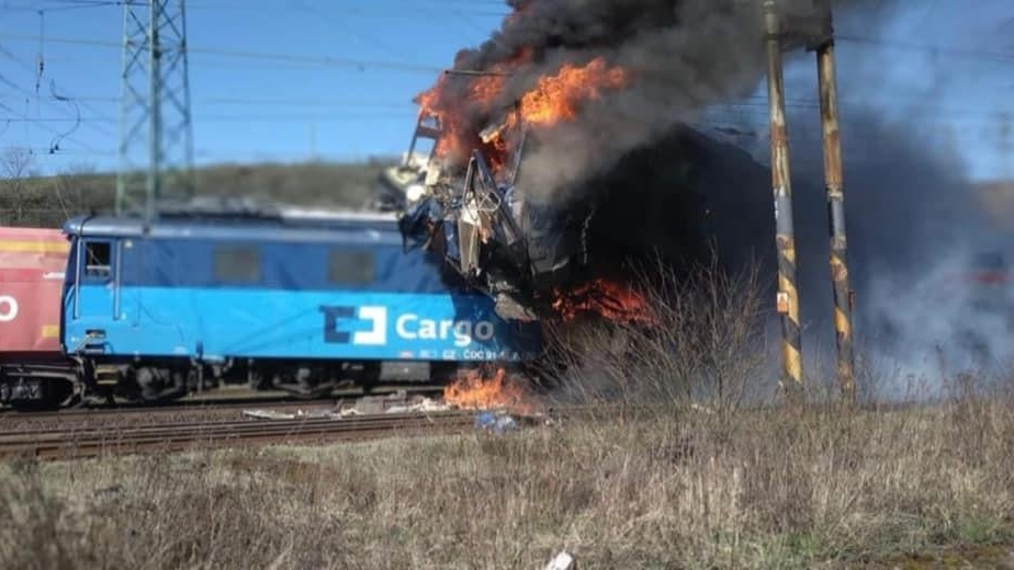 OBRAZEM: Při čelní srážce dvou vlaků zemřel člověk. Podívejte se na fotky z místa neštěstí