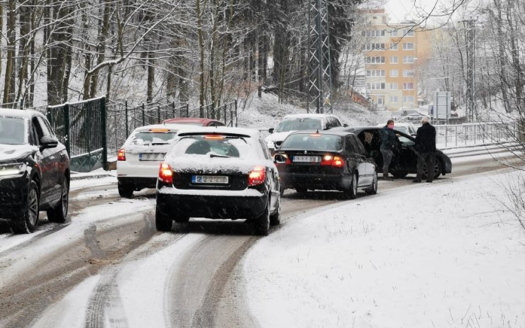 AKTUÁLNĚ: Řidiče trápí rozmary počasí. Silnice jsou kluzké, v kraji je hned několik nehod