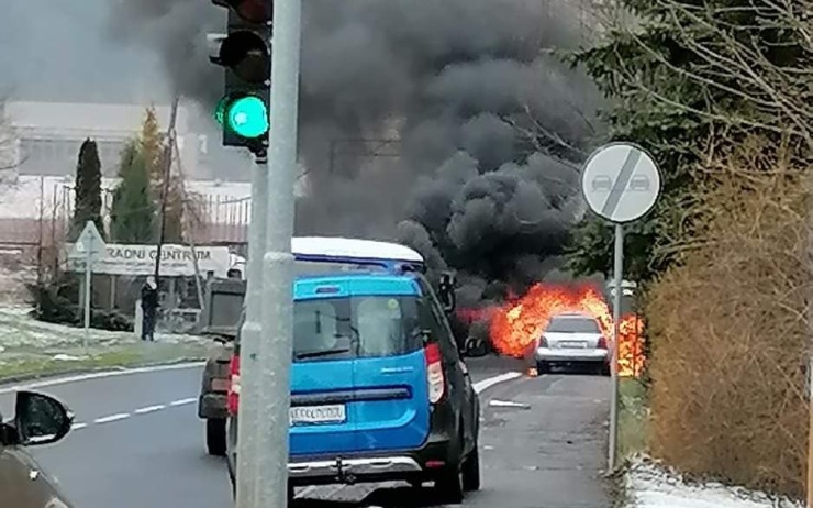AKTUÁLNĚ: Auto v Děčíně zachvátil požár, plameny ho zcela zničily