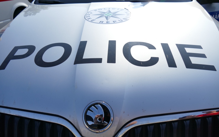 Z kamionu s návěsem zmizely kurty a protiskluzové podložky, po pachateli pátrá policie