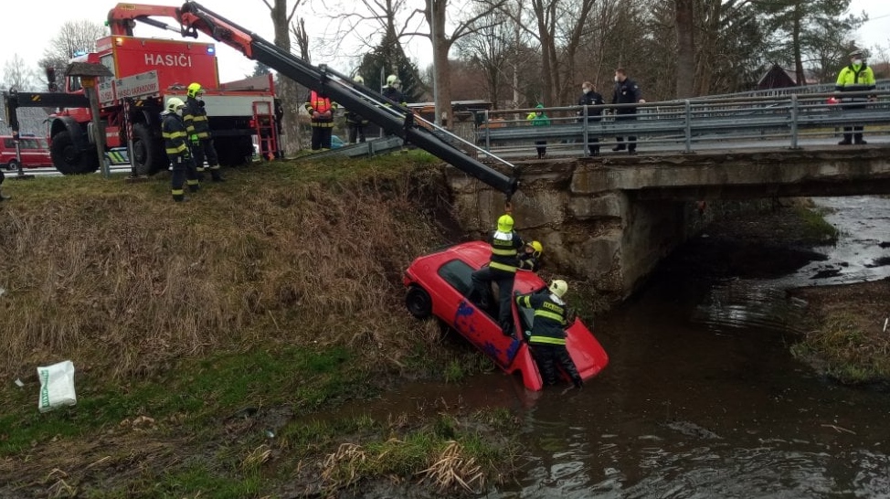 Foto: Auto skončilo v řece. Na místo vyjely tři jednotky hasičů
