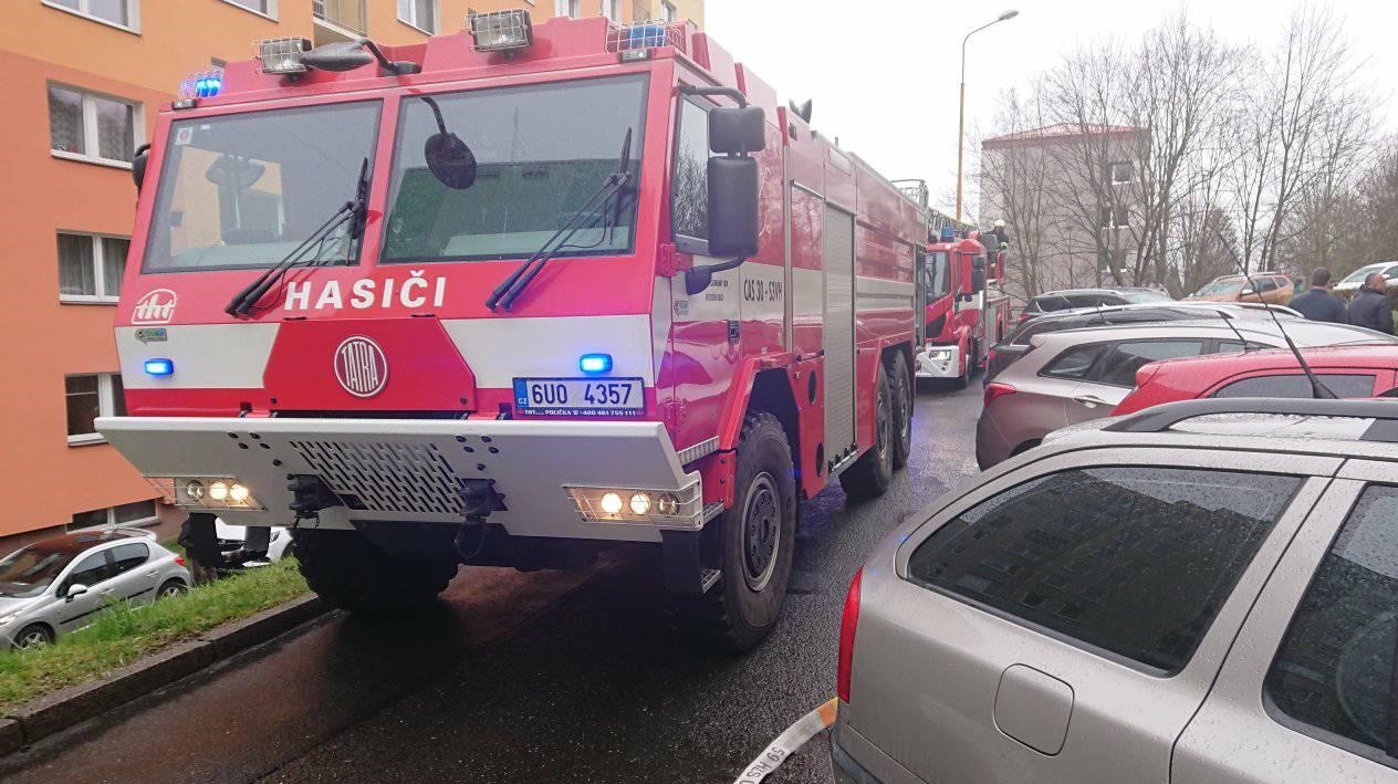 Děčín: Hasiči vyjížděli k požáru bytu ve Dvořákově ulici. Hořelo v kuchyni