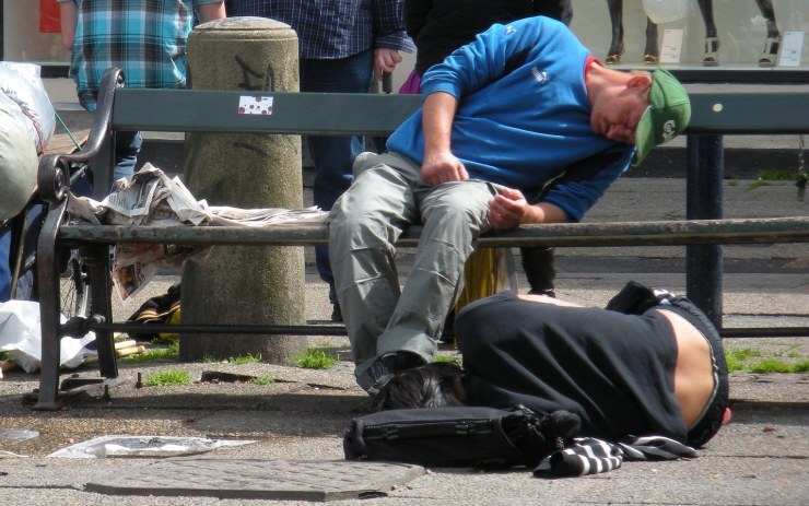 Opilci se váleli na zemi u obchodního centra, vulgárně u toho pořvávali na kolemjdoucí