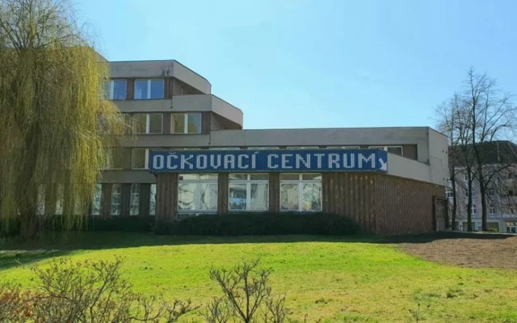 Nové očkovací centrum má za sebou první týden. Tvořily se fronty kvůli výpadkům, provoz se ale ustálil