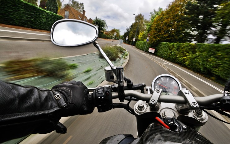 Muž se dvěma zákazy ujížděl policistům, při zběsilé jízdě ale najel na obrubník a spadl z motorky