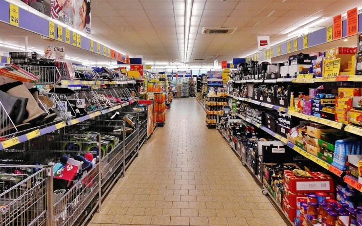 Pod bundu si schoval alkohol, mléčnou rýži i salám. S prodavačkou se přetahoval a povalil ji na zem