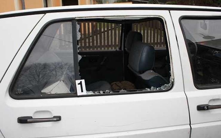 Opilec bezdůvodně rozbil lahví okno u auta, policisté mu naměřili přes tři promile