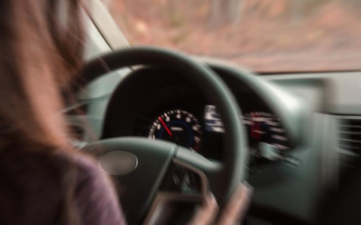 Osmnáctiletá žena neměla za volantem co dělat! Řidičák nemá, navíc si před jízdou dala pervitin