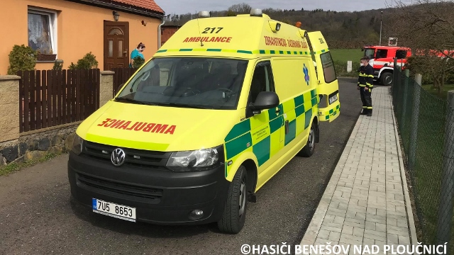 Hasiči vyjeli k transportu pacienta, sanitka ho následně odvezla do nemocnice