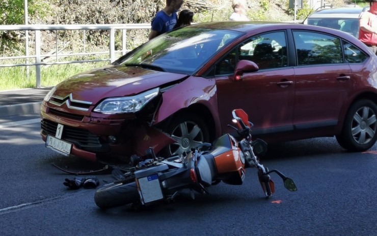 AKTUÁLNĚ: Na křižovatce v Rumburku se srazilo auto s motorkářem