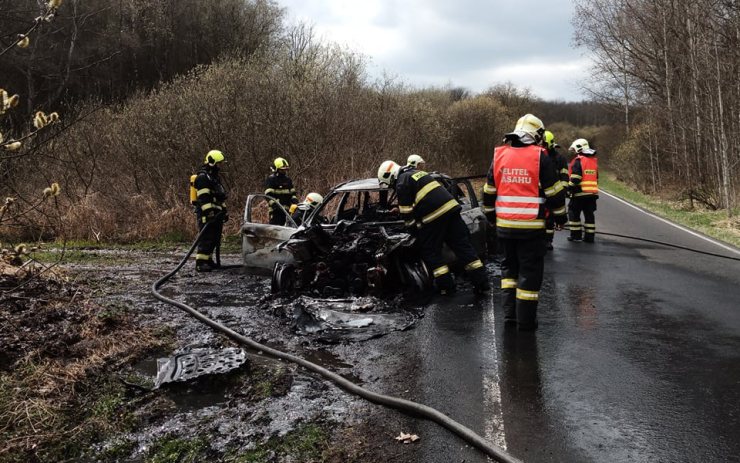 AKTUÁLNĚ: Auto u Rychnova začalo za jízdy hořet, k požáru vyjížděly tři jednotky hasičů