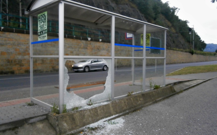 Vandal poničil autobusovou zastávku, způsobil škodu za patnáct tisíc. Může skončit ve vězení