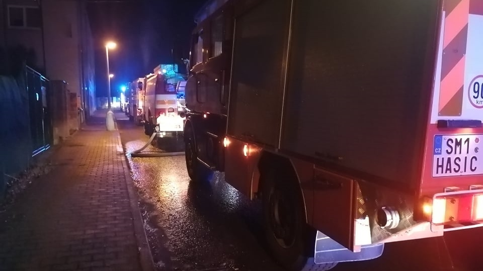 Foto: Během páteční noci shořela v Boleticích nad Labem zahradní chatka