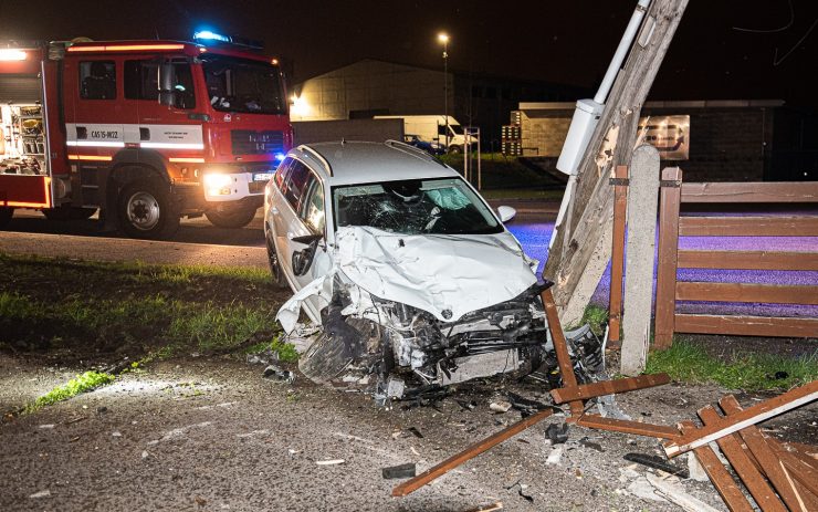 Hasiči v noci vyjížděli k nehodě do Varnsdorfu, osobní auto tu narazilo do sloupu