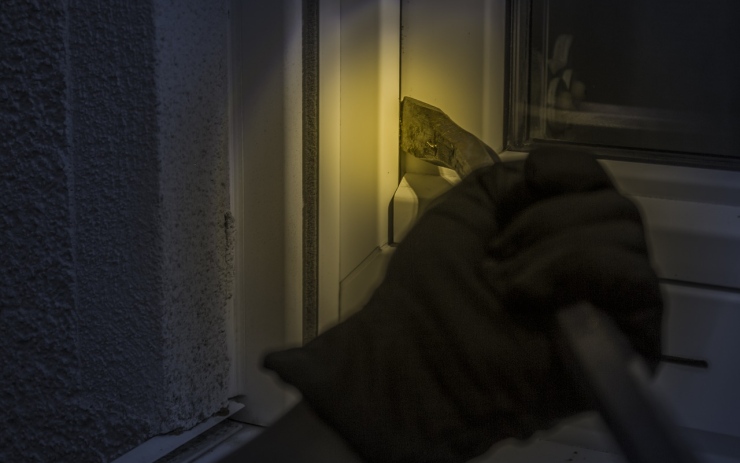 Policie vyšetřuje další neobvyklou krádež. Zloděj v domě demontoval a ukradl okna, škoda je padesát tisíc