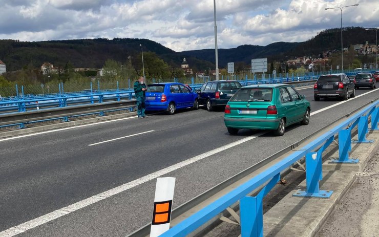 AKTUÁLNĚ: Dopravní komplikace na Novém mostě! Srazila se tu dvě osobní auta