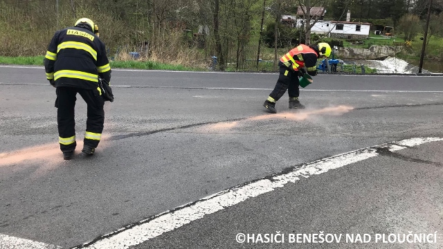 Hasiči vyjeli k úniku provozních kapalin ve Františkově nad Ploučnicí
