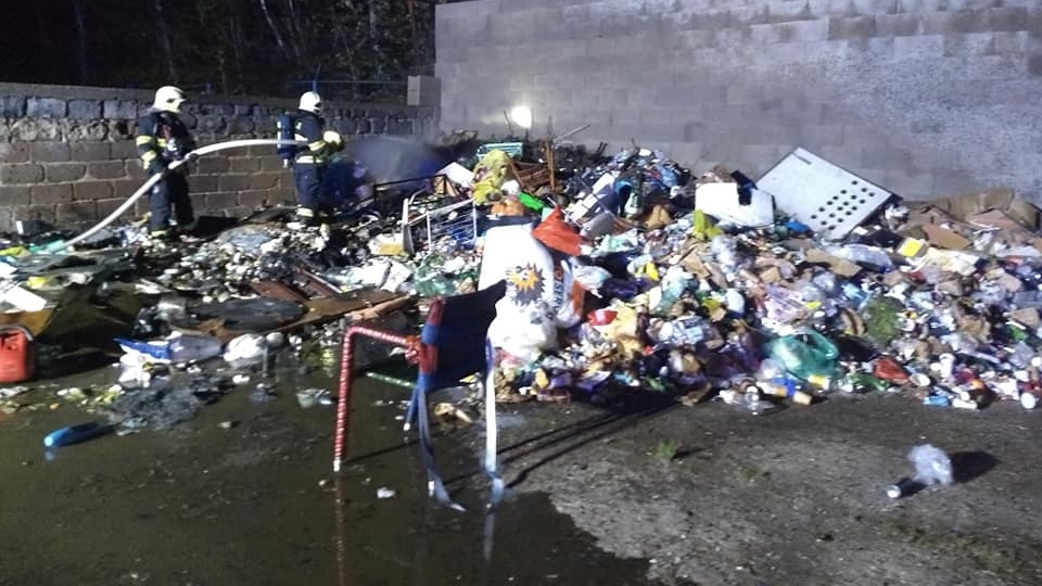 Děčín: Celkem tři hasičské jednotky vyjely k požáru ve sběrném dvoře Pískovna