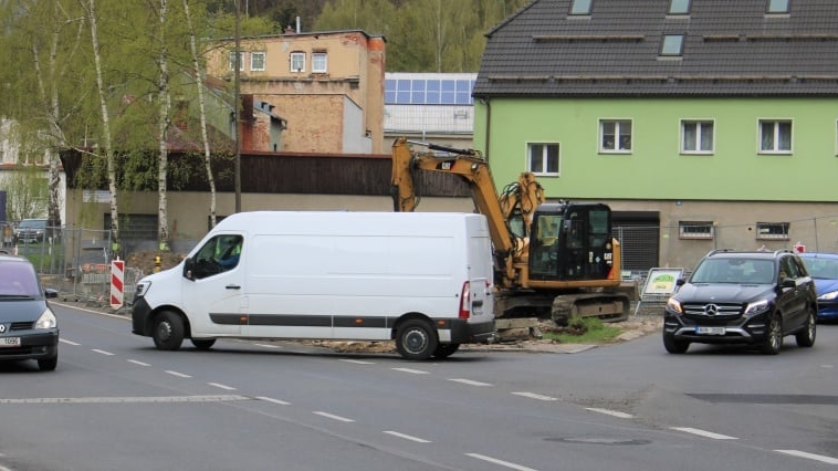 Děčín: Pokračuje úprava křižovatky na Teplické ulici u odbočky do Bělé. Jak budou v místě dlouho semafory?