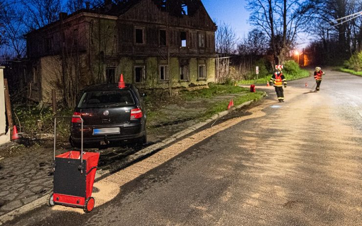 OBRAZEM: Z osobáku po nehodě vytékal olej, skvrna se táhla desítky metrů