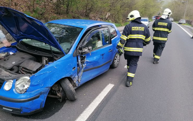 AKTUÁLNĚ: Na třináctce se srazila dvě osobní auta, silnice je uzavřena