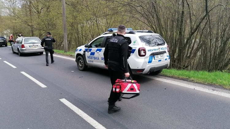 Aktualizujeme! Řidič vjel částí svého vozu do protisměru, kde se střetl s protijedoucím vozem, řidička zareagovala naštěstí včas. K čelnímu nárazu nedošlo