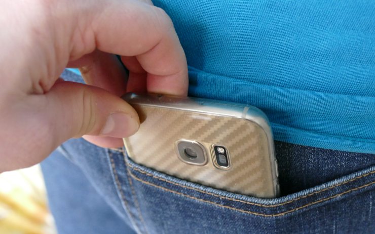 Muž na návštěvě ukradl kamarádovi telefon, pak ho za pár stovek prodal na ulici