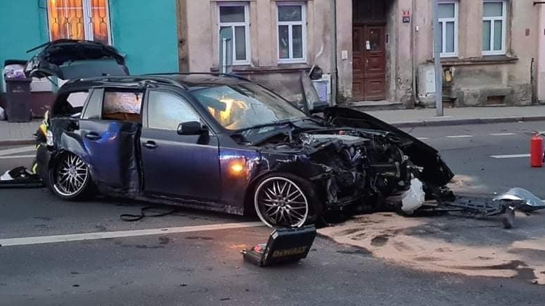 Foto: Řidič zdemoloval BMW a po nehodě utekl. Na místo museli i hasiči