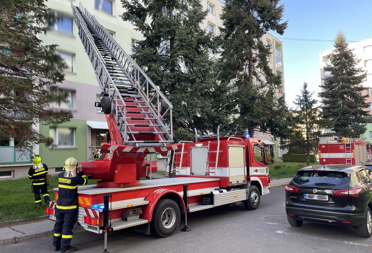 Varnsdorf: Bylo podezření, že v bytě je osoba v ohrožení života. Na místo vyjeli hasiči i policisté