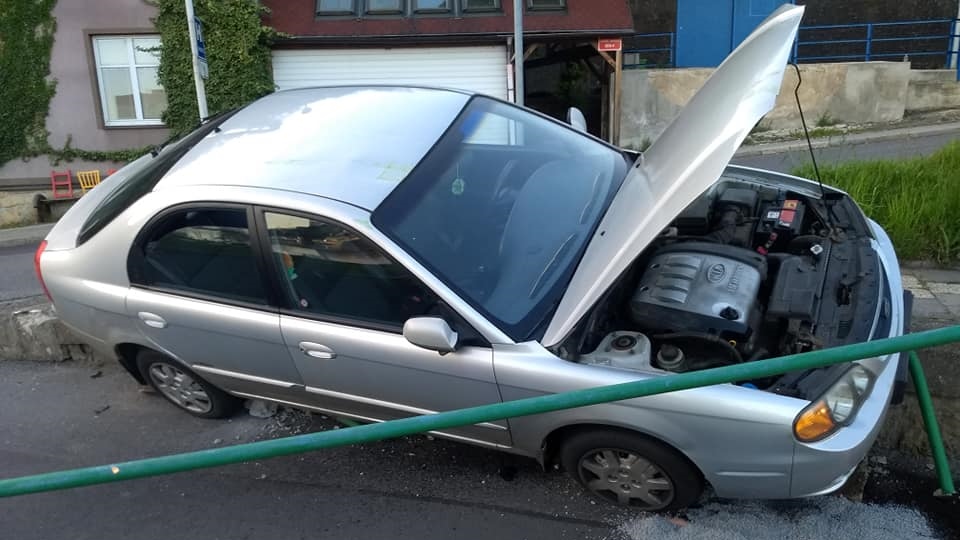 Foto: Auto v Horním Žlebu skončilo mimo silnici. Na místo vyjeli hasiči i policisté