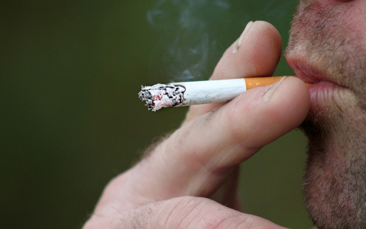 Agresivní opilec si zapálil v nemocnici, pak chtěl napadnout ochranku
