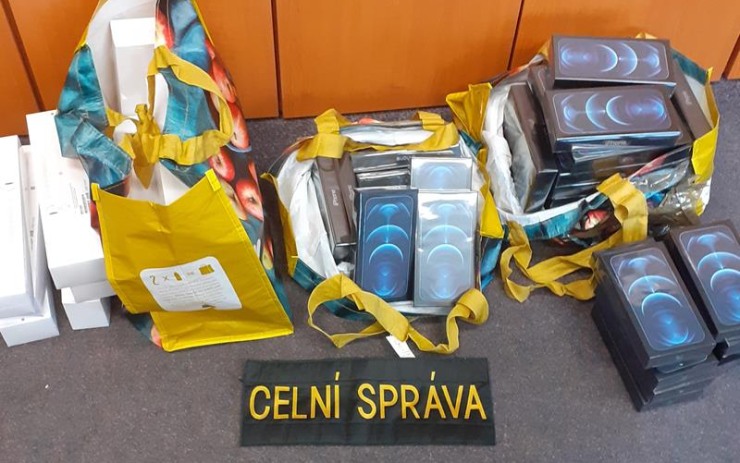 Rumuni převáželi desítky padělaných iPhonů! Mohli je prodat až za dva miliony