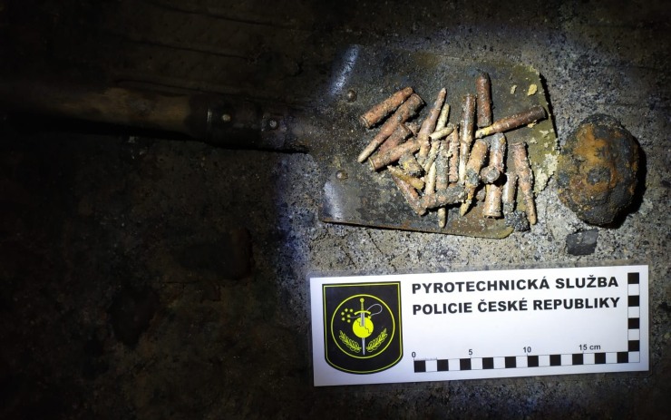 V Benešově našli při výkopových pracích munici a ruční granát, na místo vyjížděl pyrotechnik
