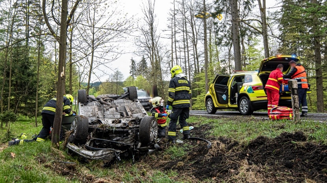Foto: Auto po nehodě skončilo na střeše. Zasahovat musel i vrtulník
