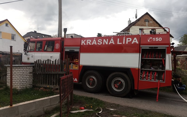 Čtyři jednotky hasičů vyjížděly k požáru balkónového přístavku, uvnitř domu bylo dvanáct lidí
