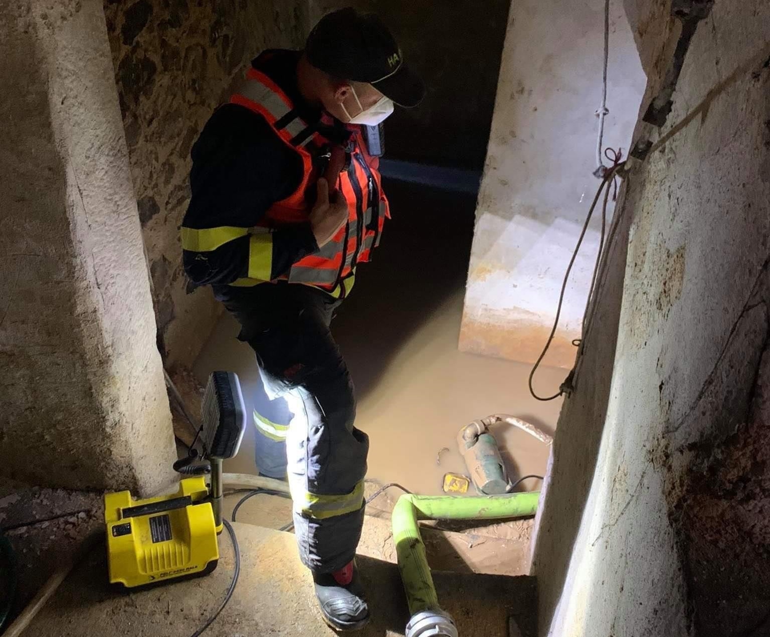V Benešově nad Ploučnicí došlo k vytopení sklepu rodinného domku. S odčerpáním pomohli místní hasiči