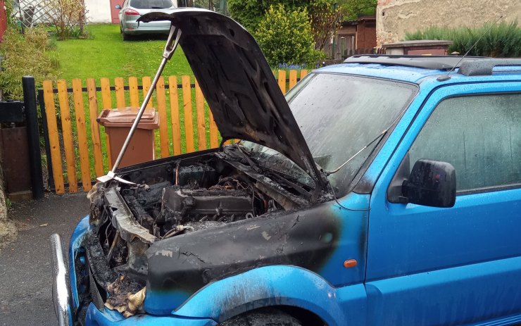 AKTUÁLNĚ: Auto v Dolní Poustevně se ocitlo v plamenech! Posádka naštěstí stihla včas vystoupit