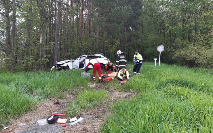OBRAZEM: Hasiči zveřejnili fotografie vážné nehody u Ludvíkovic. Auto vylétlo ze silnice a narazilo do stromu