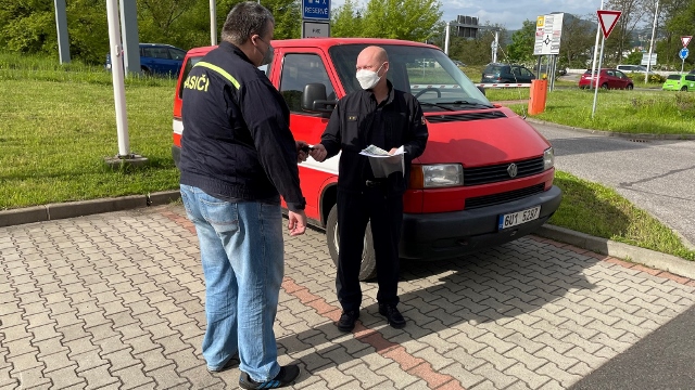 Foto: Dobrovolní hasiči z Křešic převzali starší auto. Bude jim sloužit do pořízení nového