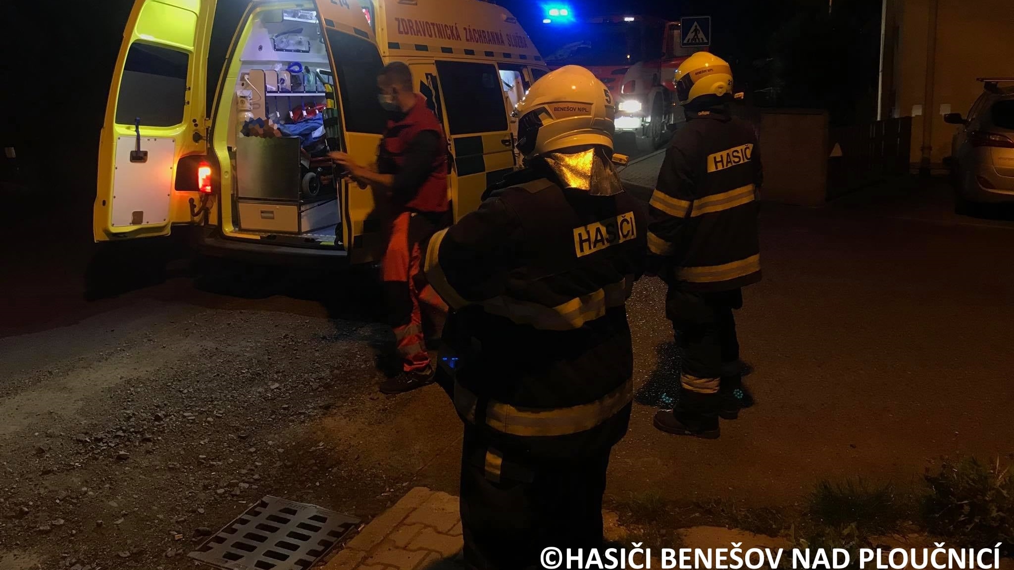 Foto: Hasiči i záchranáři vyjeli k pádu člověka ze schodů do sklepa