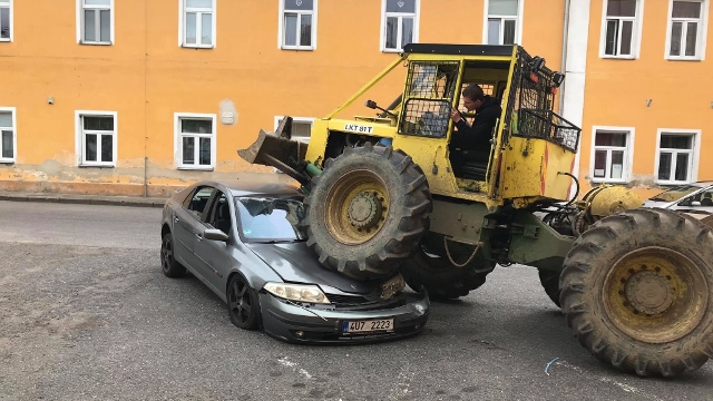 Hasiči z Benešova nad Ploučnicí se v pátek odpoledne nenudili. Proběhl výcvik ve vyproštění osob z havarovaného auta