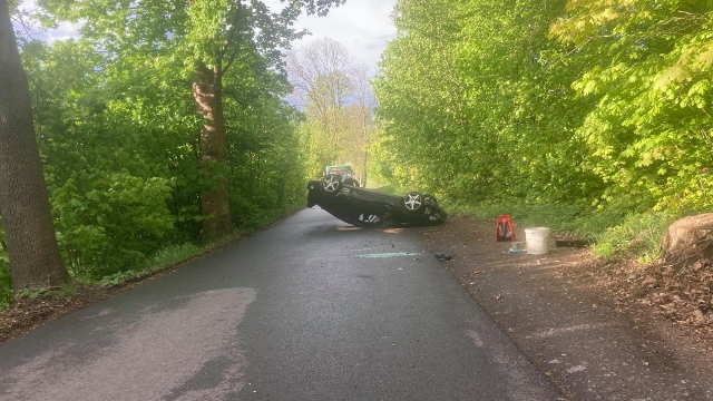 Foto: Na silnici mezi Růžovou a Bynovcem skončilo auto na střeše. Silnice byla uzavřena