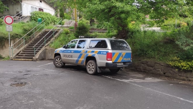 Foto: Policie hledala na Děčínsku muže uprchlého z nemocnice. Při pátrání byl nasazen i policejní vrtulník