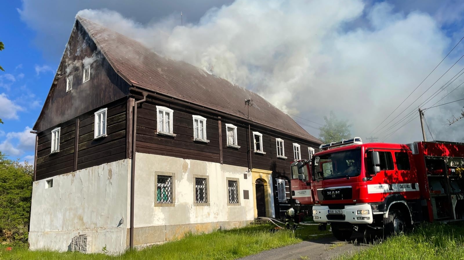Foto: Hasiči provádí dohašovací práce. Ve Chřibské hořela roubenka