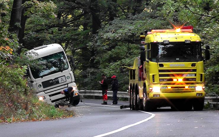 AKTUÁLNĚ: V Březinách se pod tíhou náklaďáku utrhla krajnice, silnice je uzavřena
