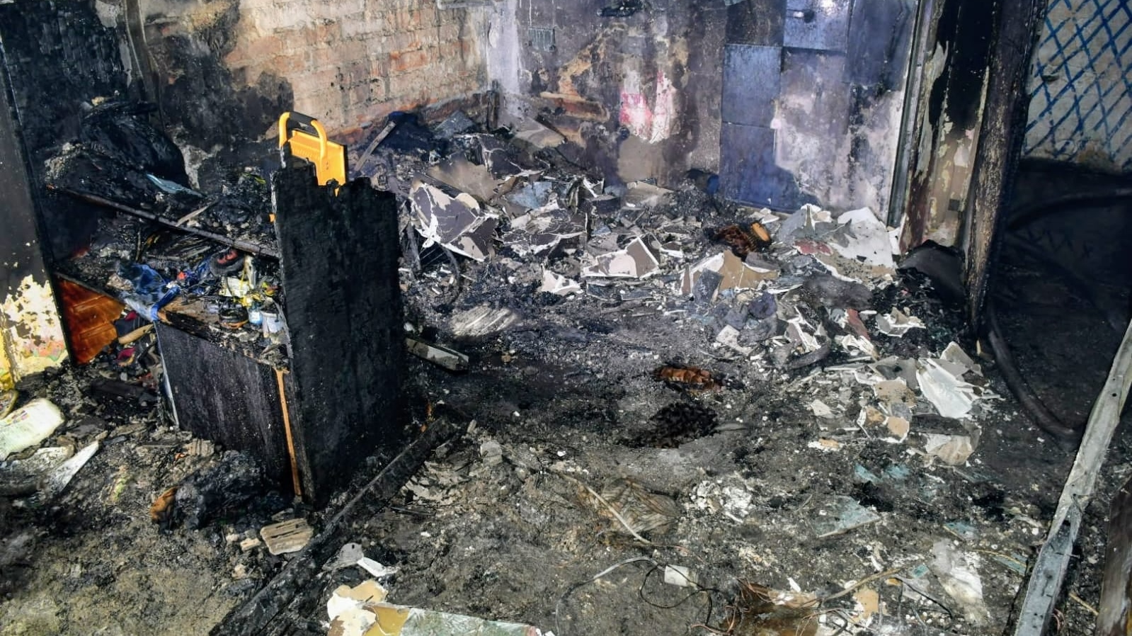 Foto: Na Děčínsku hořel byt, bylo evakuováno 18 lidí. Na místě zasahovaly čtyři jednotky hasičů