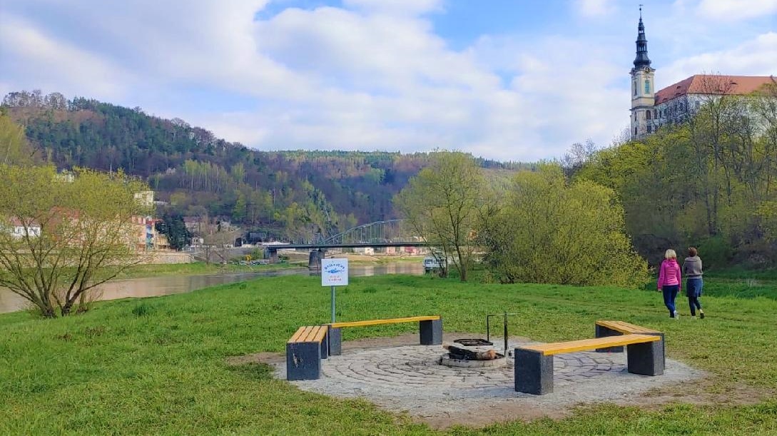 Foto: Děčín zřídil veřejné grilovací místo u Labe