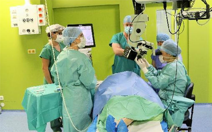 Specialisté z oční kliniky operovali novou unikátní metodou, vyzkoušeli ji jako první v republice