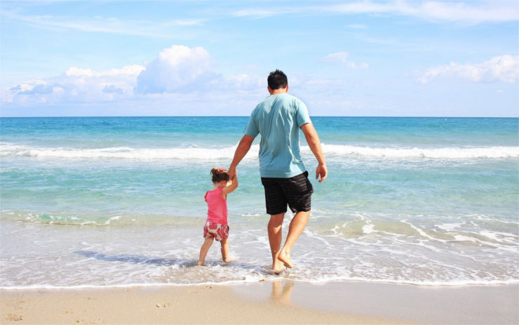 Víc než polovina rodičů samoživitelů neplánuje v létě žádnou dovolenou. Chybí jim peníze